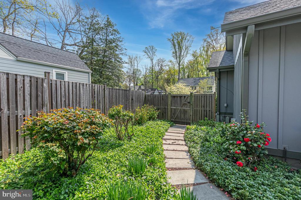 608 Timber Ln