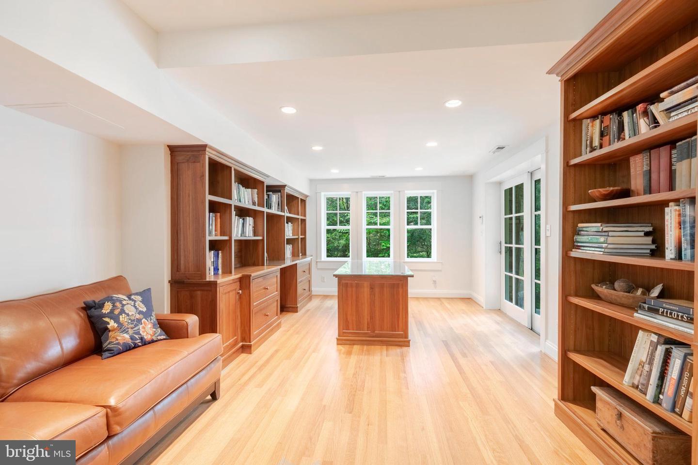 910 Peacock Station Rd