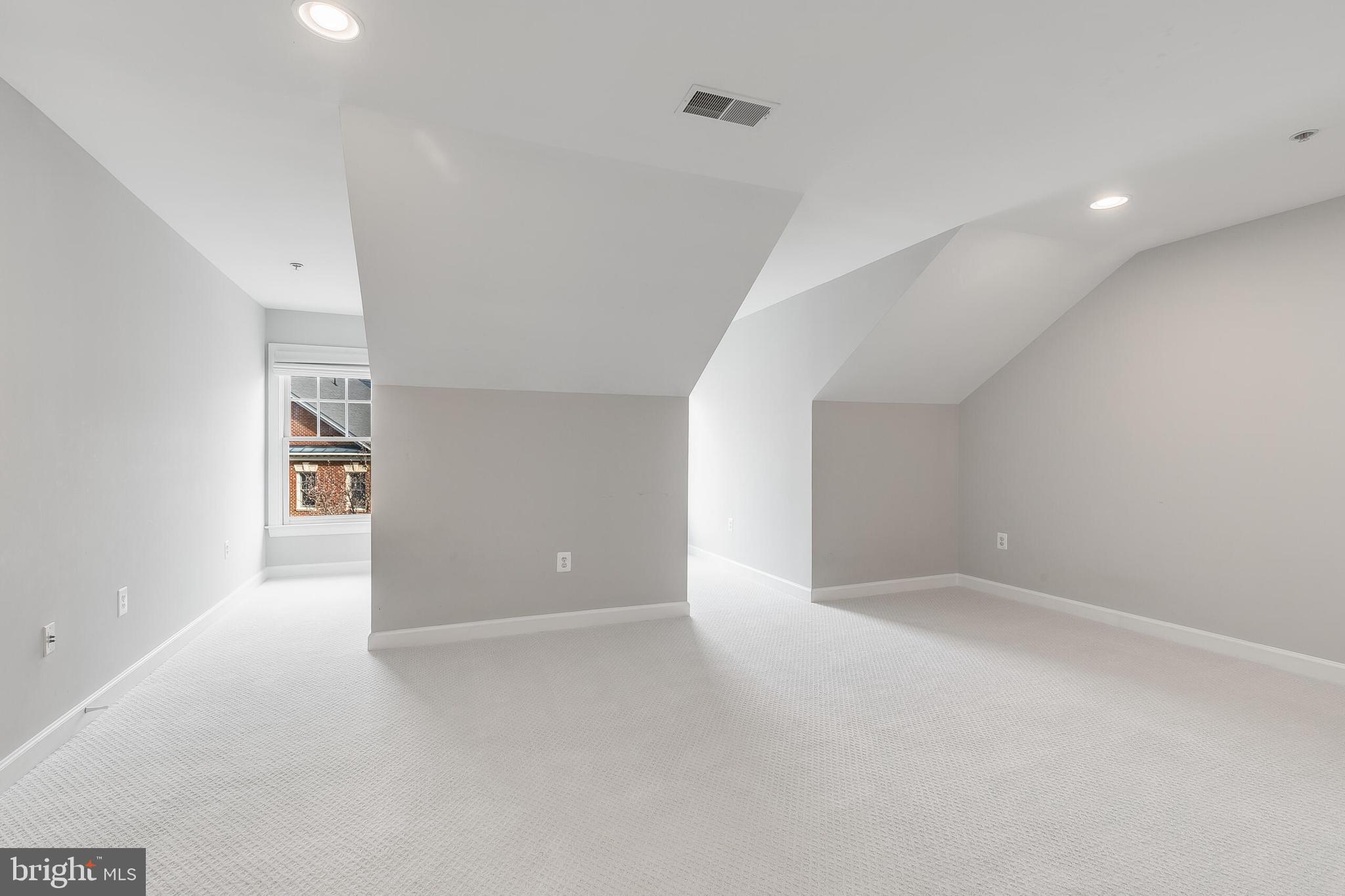 7472 CARRIAGE HILLS DR