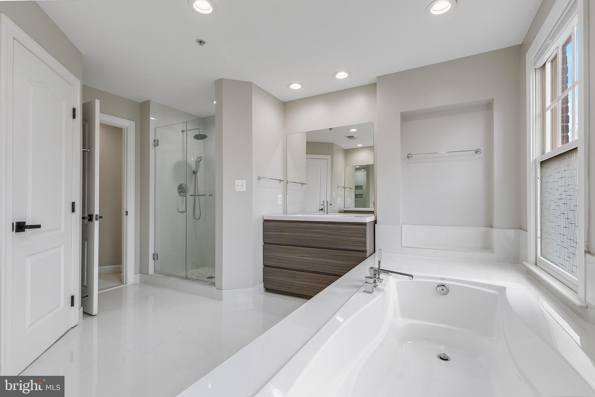 7472 CARRIAGE HILLS DR