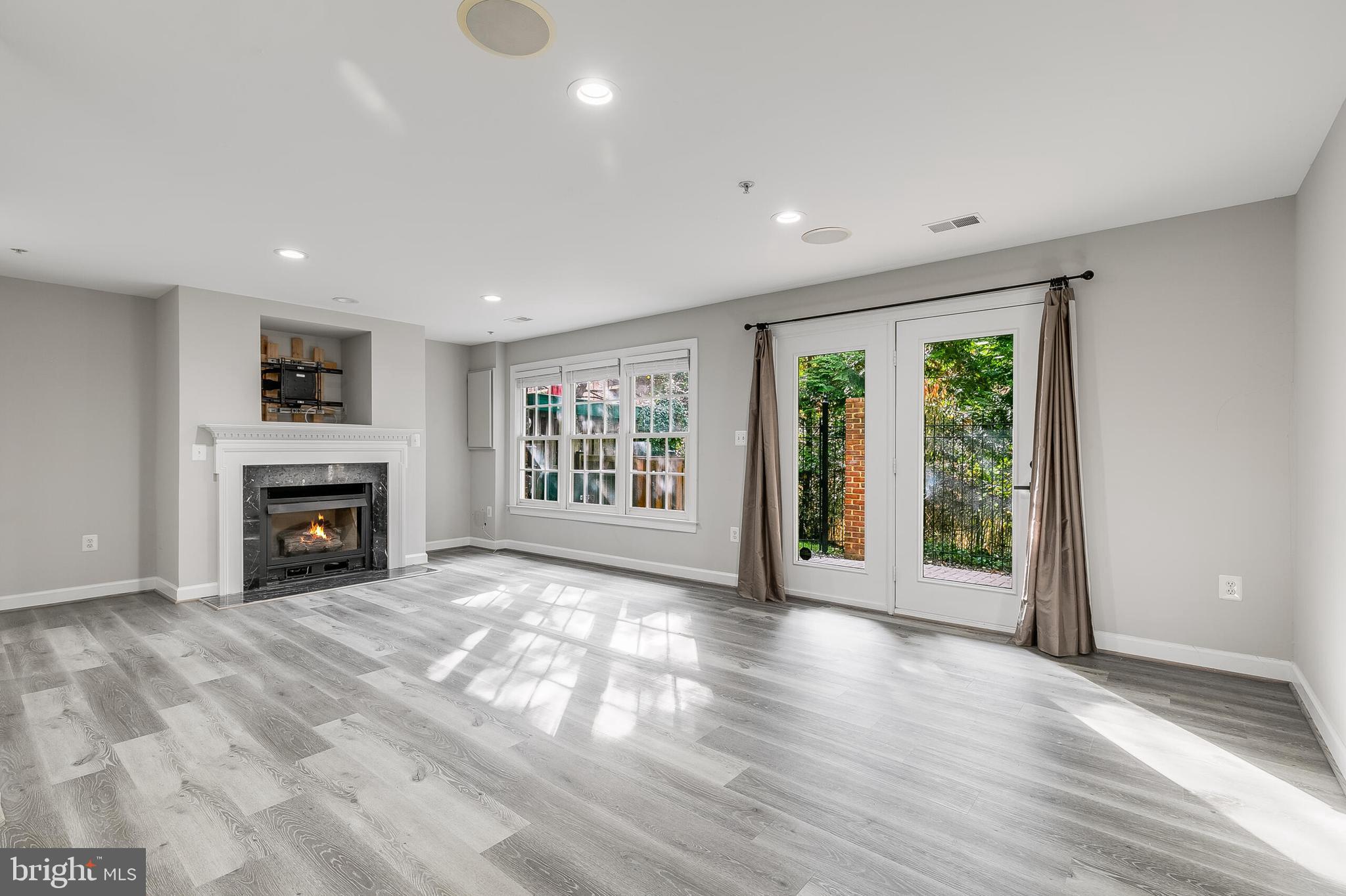 7472 CARRIAGE HILLS DR