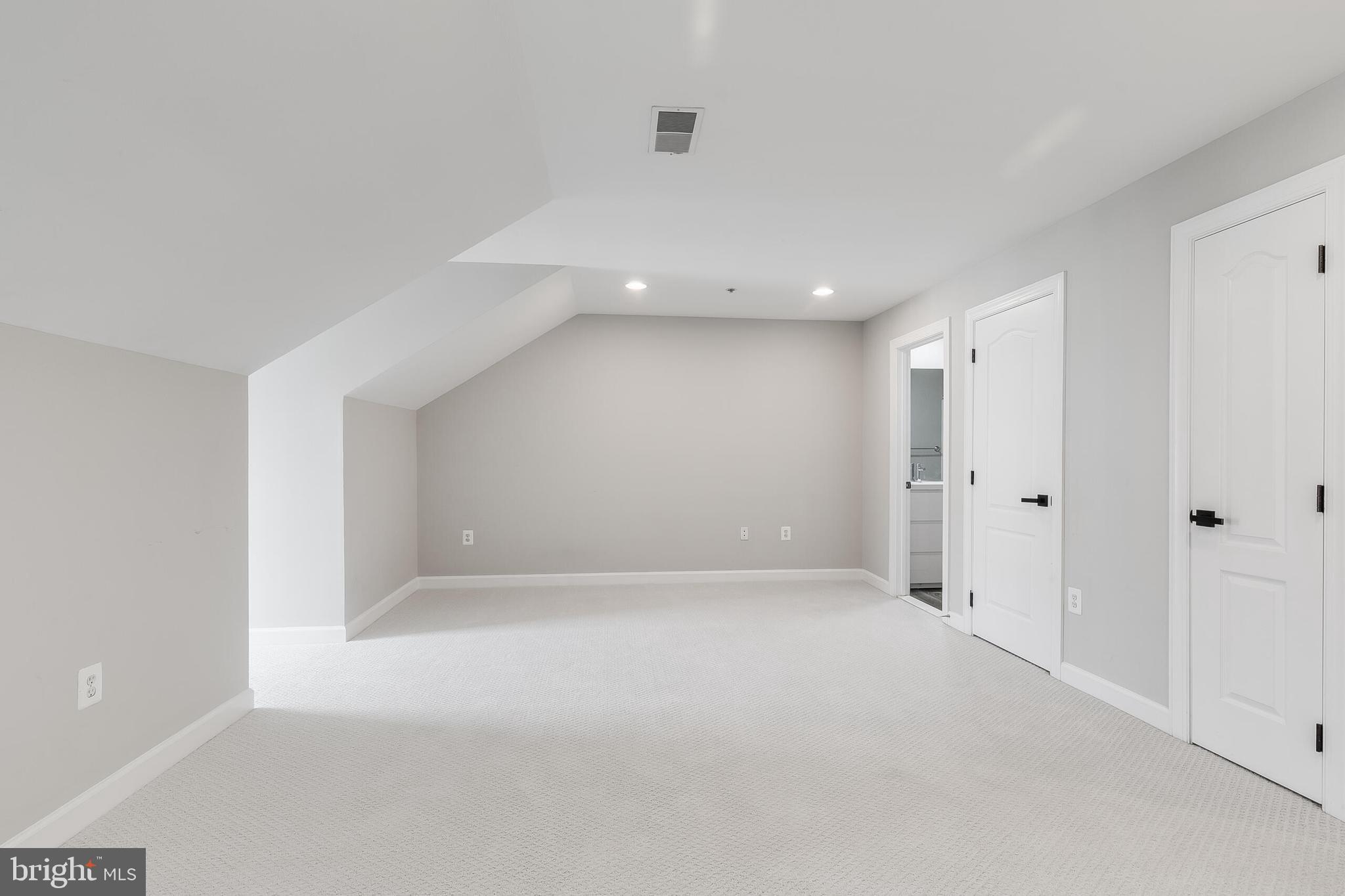 7472 CARRIAGE HILLS DR