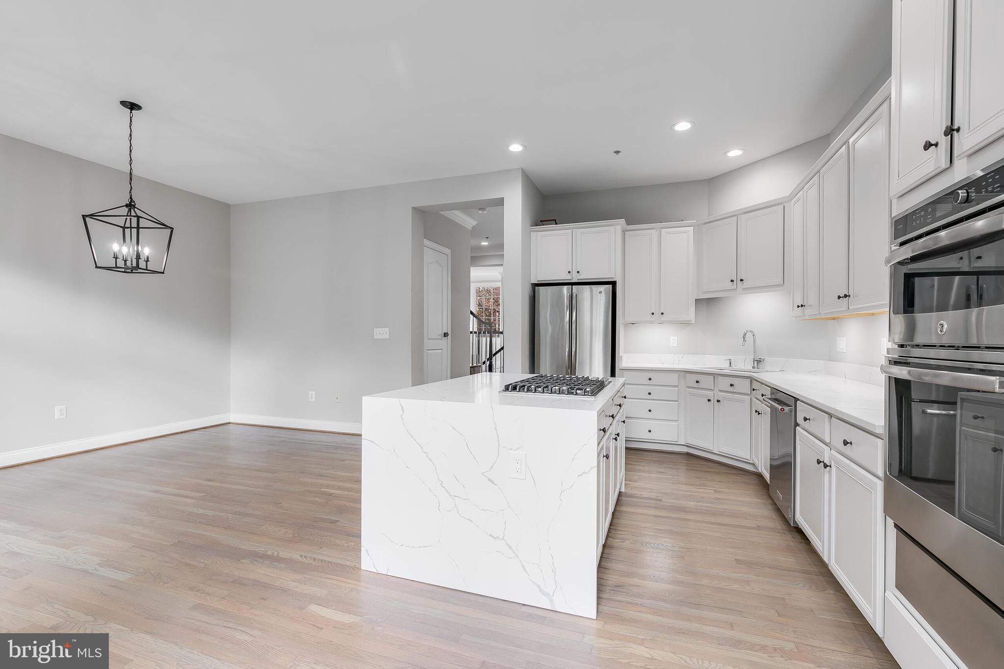 7472 CARRIAGE HILLS DR