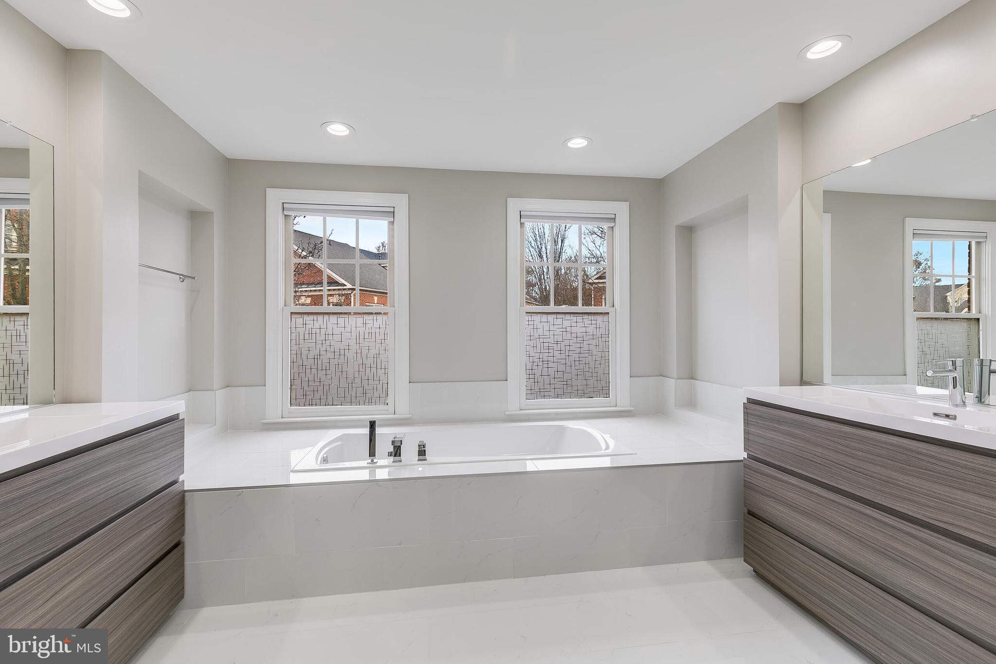 7472 CARRIAGE HILLS DR