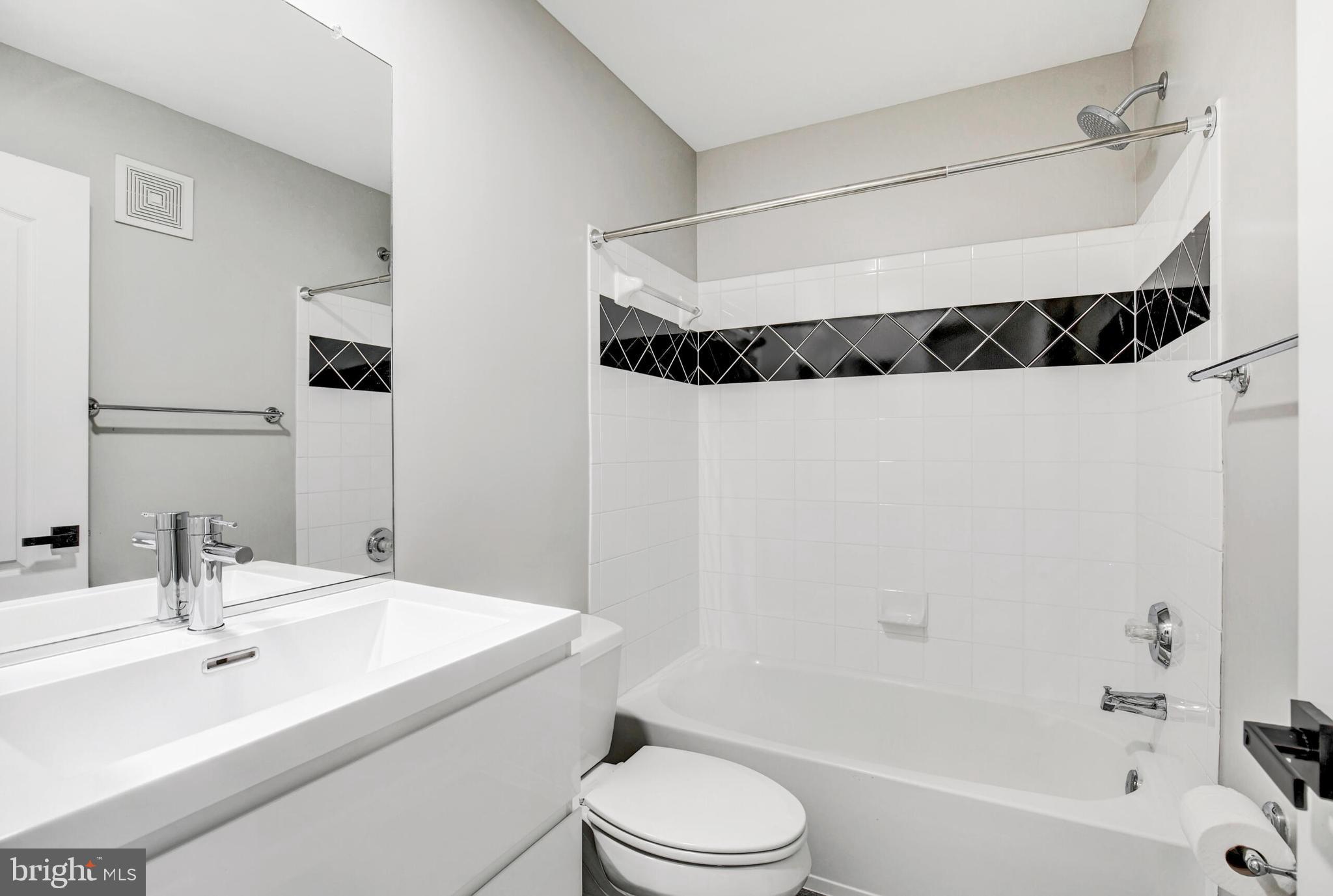 7472 CARRIAGE HILLS DR