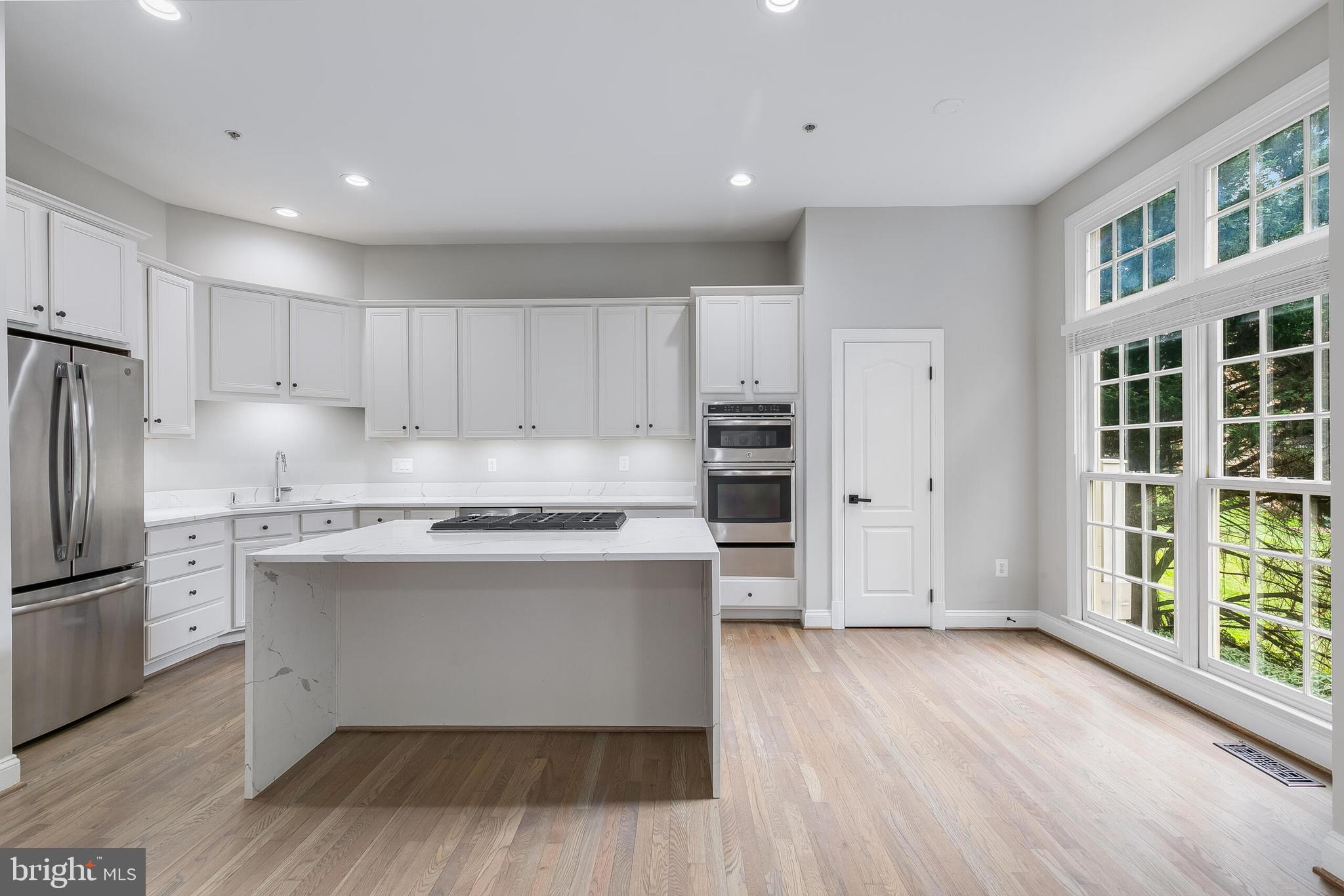 7472 CARRIAGE HILLS DR