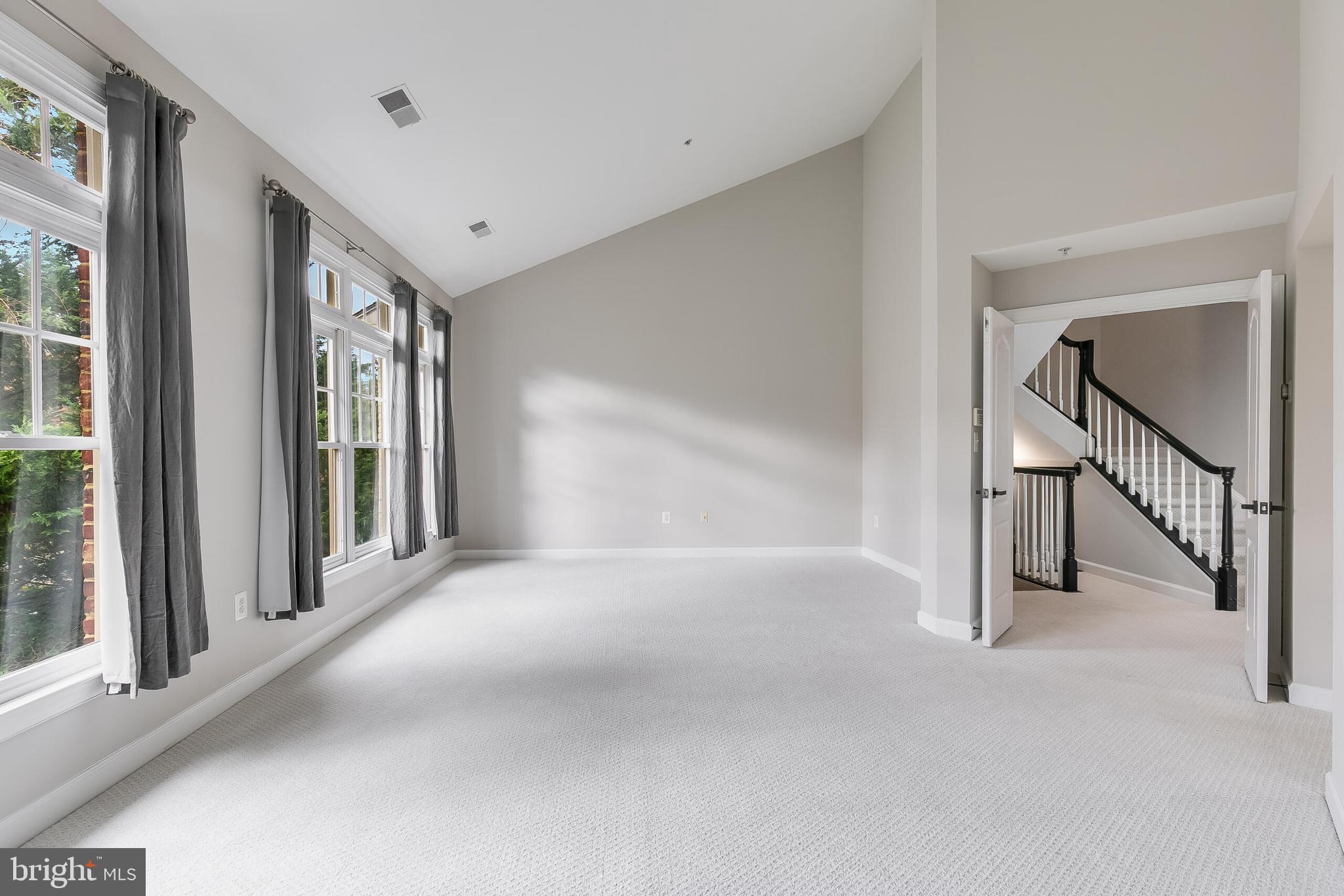 7472 CARRIAGE HILLS DR