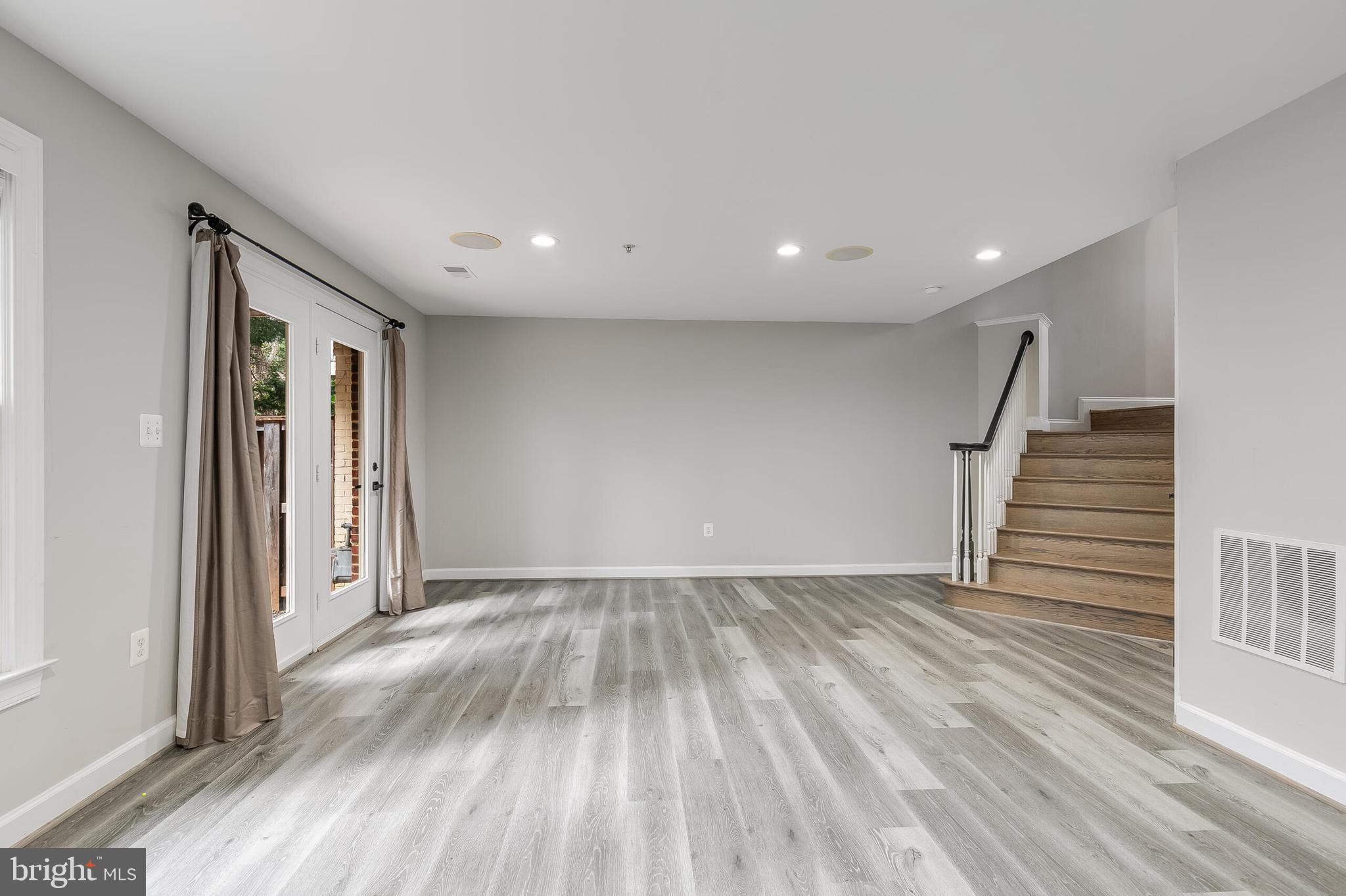 7472 CARRIAGE HILLS DR