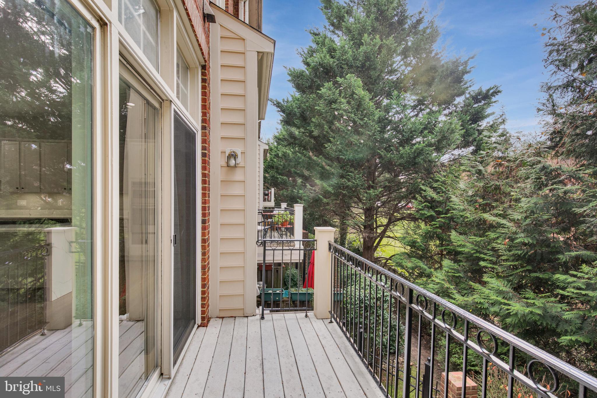 7472 CARRIAGE HILLS DR