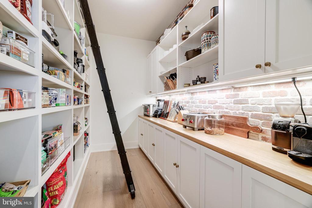 1544 FOREST VILLA LANE