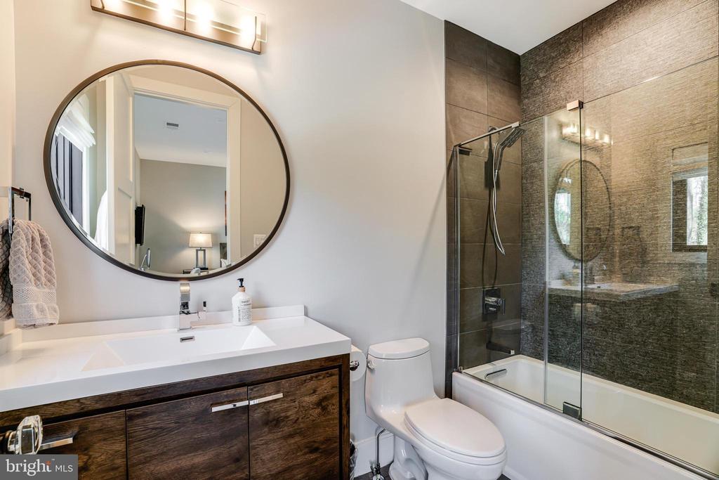 1544 FOREST VILLA LANE
