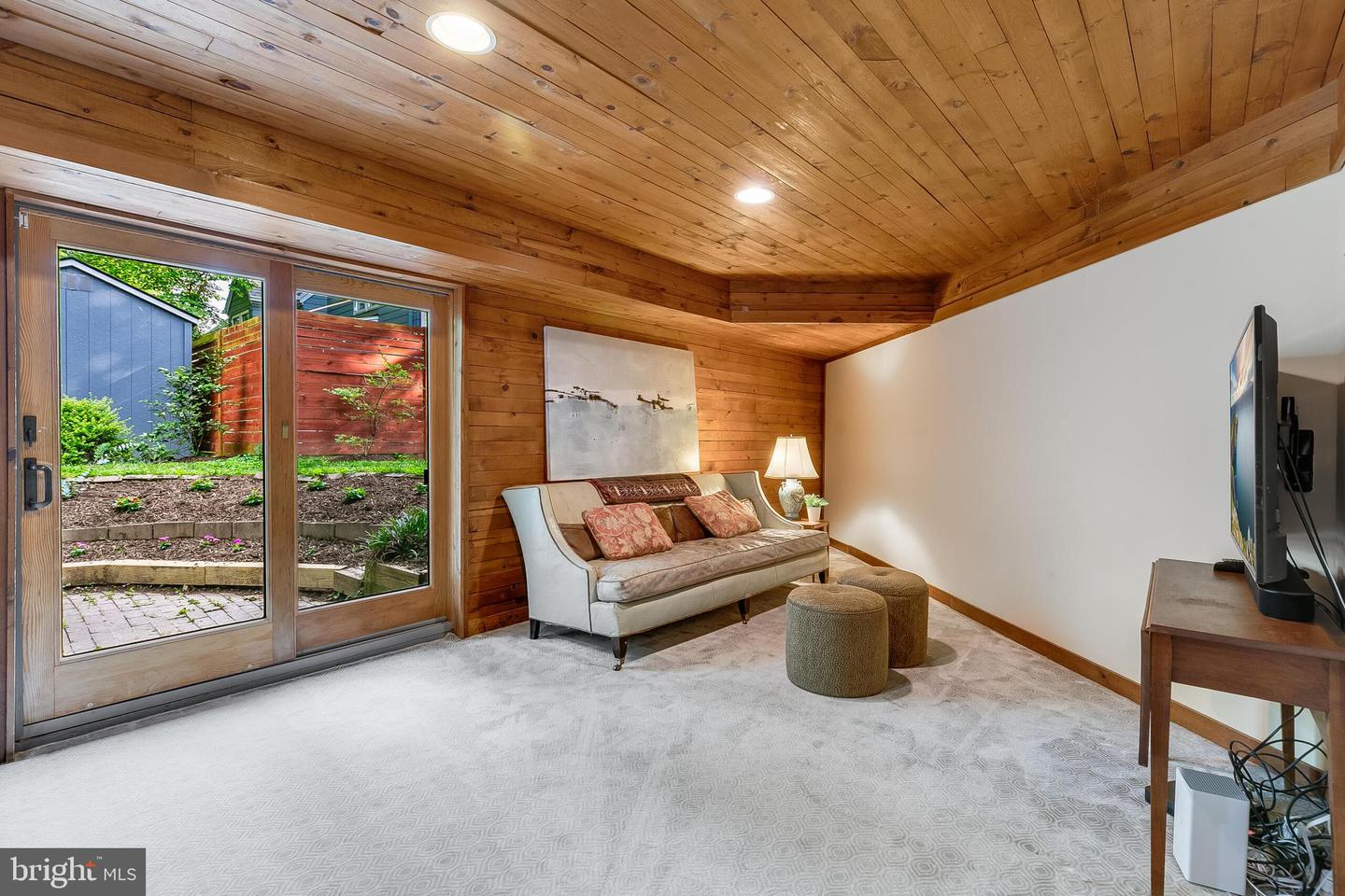 6885 Melrose Dr