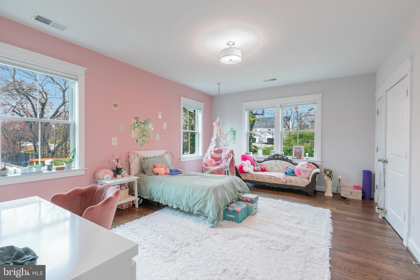 7018 STATENDAM CT
