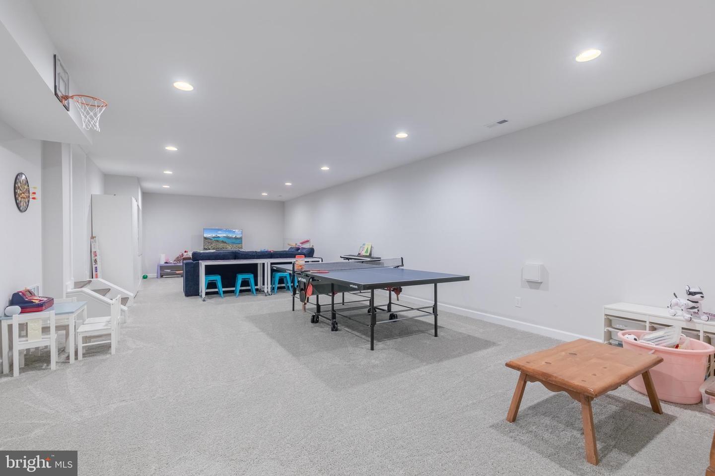 7018 STATENDAM CT