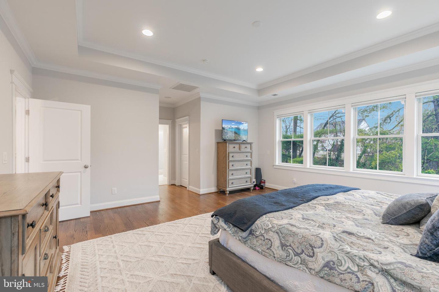7018 STATENDAM CT