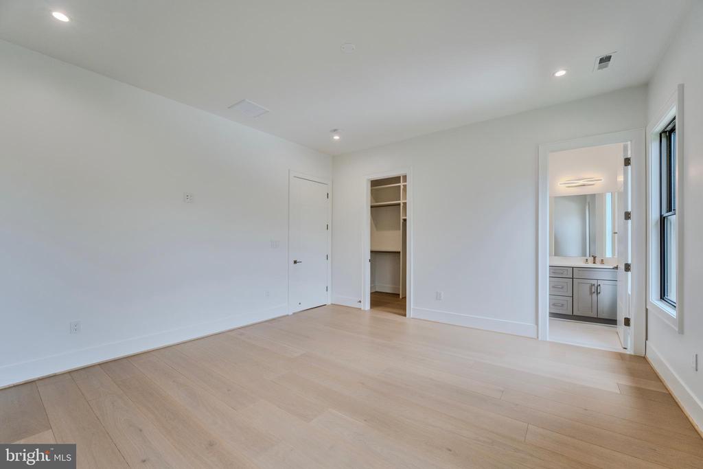 1434 WAGGAMAN CIRCLE