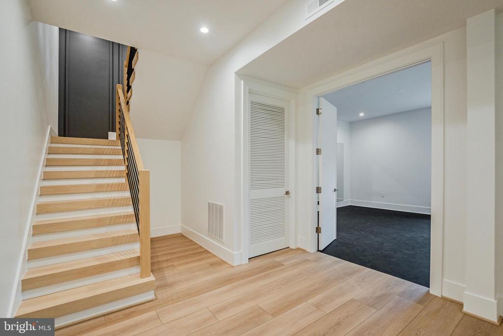 1434 WAGGAMAN CIRCLE