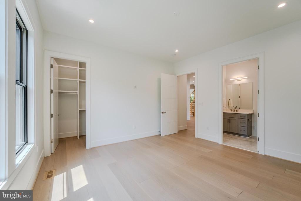 1434 WAGGAMAN CIRCLE