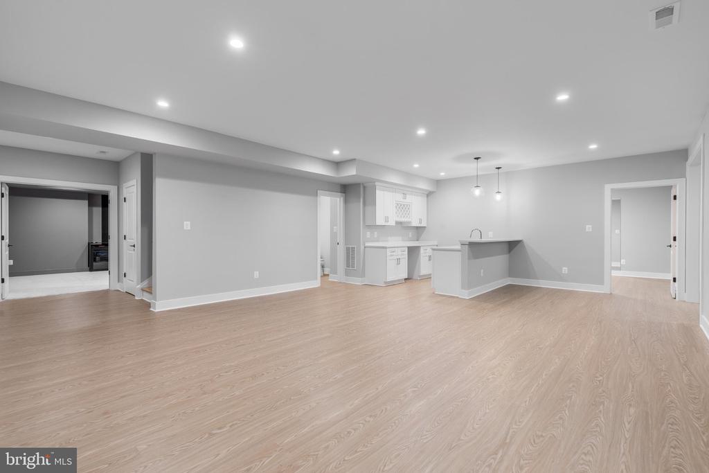 1435 MAYFLOWER DRIVE