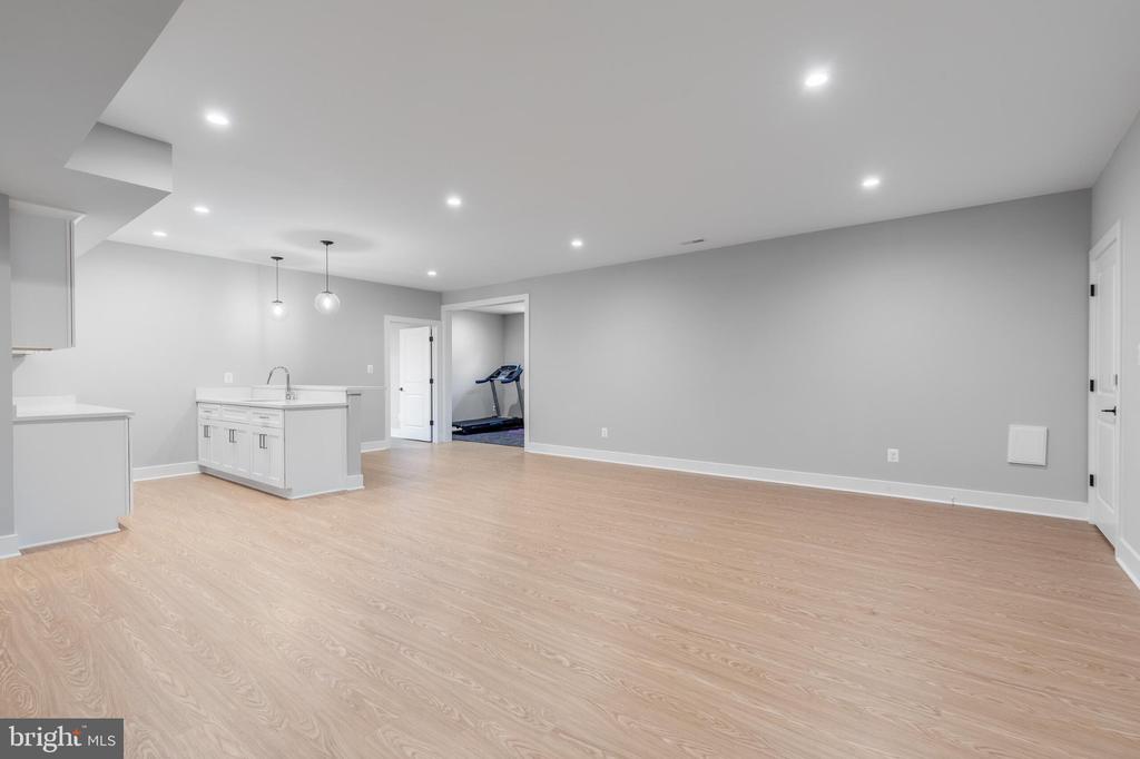 1435 MAYFLOWER DRIVE