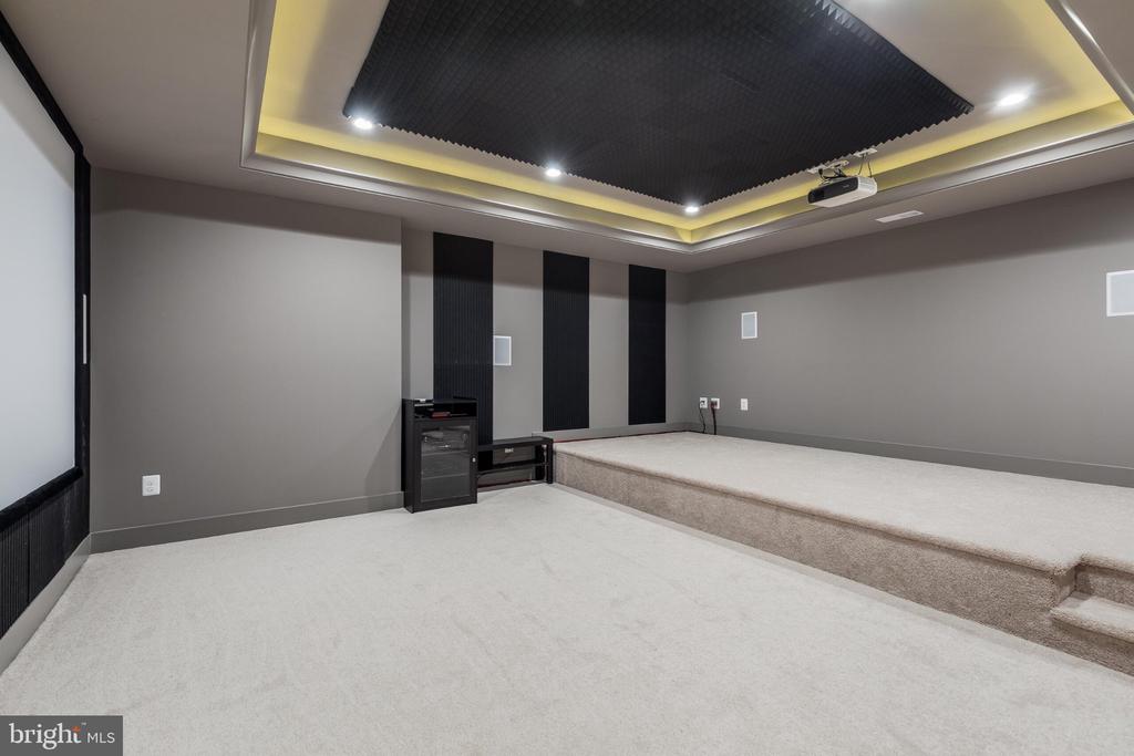 1435 MAYFLOWER DRIVE