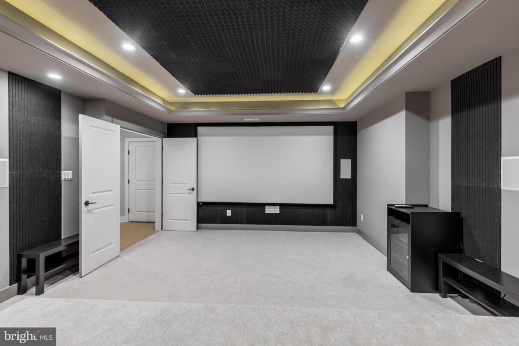 1435 MAYFLOWER DRIVE