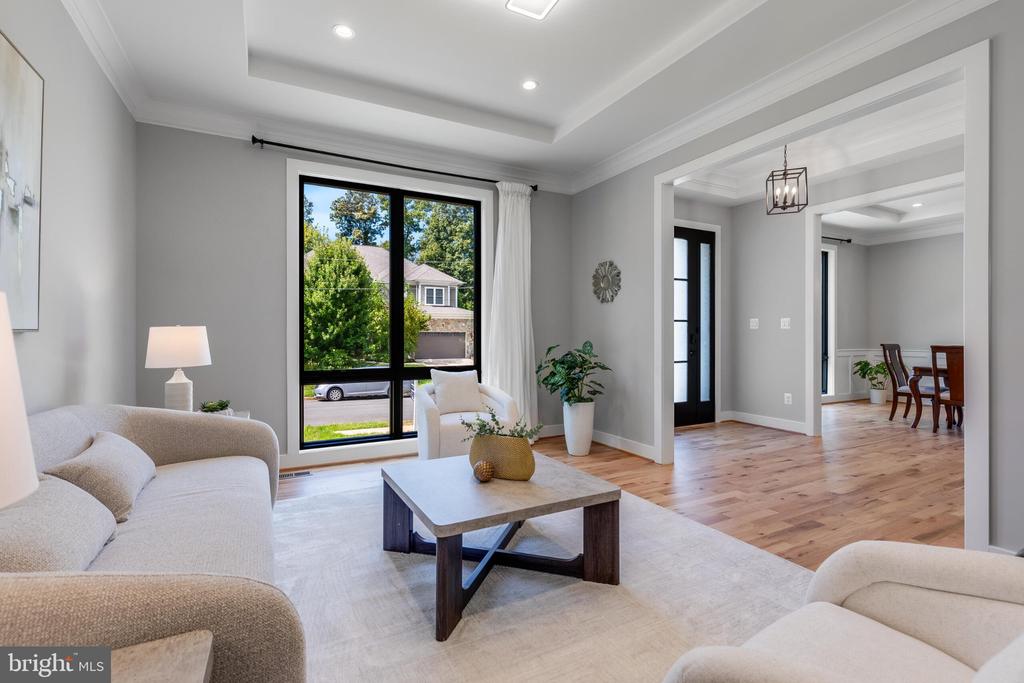 1435 MAYFLOWER DRIVE