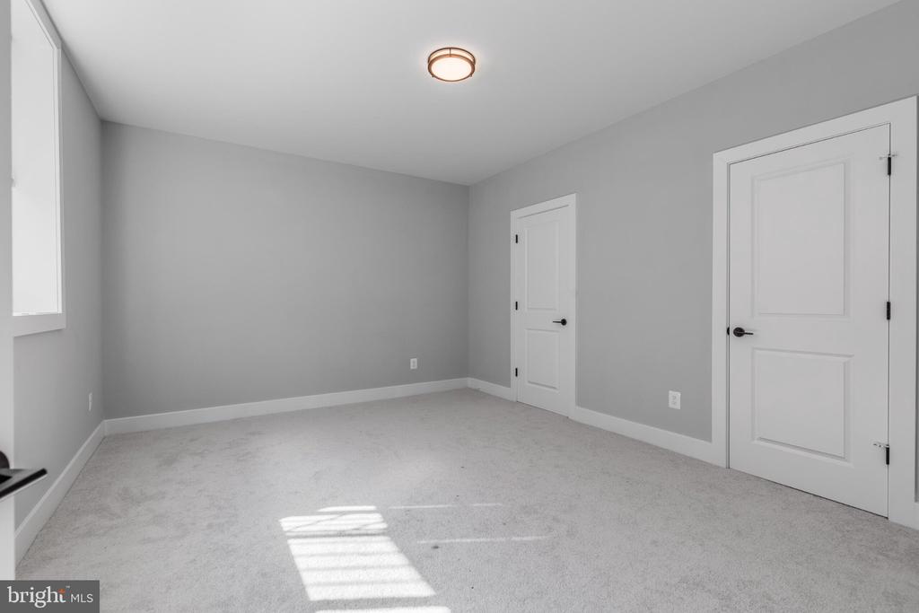 1435 MAYFLOWER DRIVE