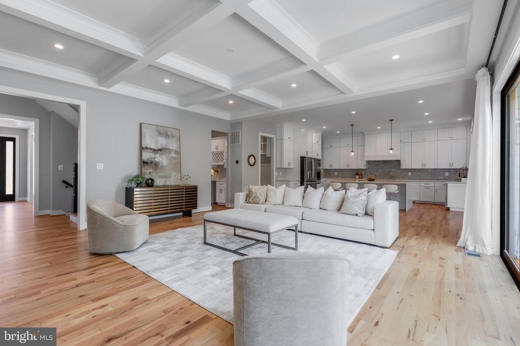 1435 MAYFLOWER DRIVE