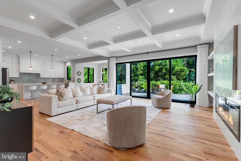 1435 MAYFLOWER DRIVE