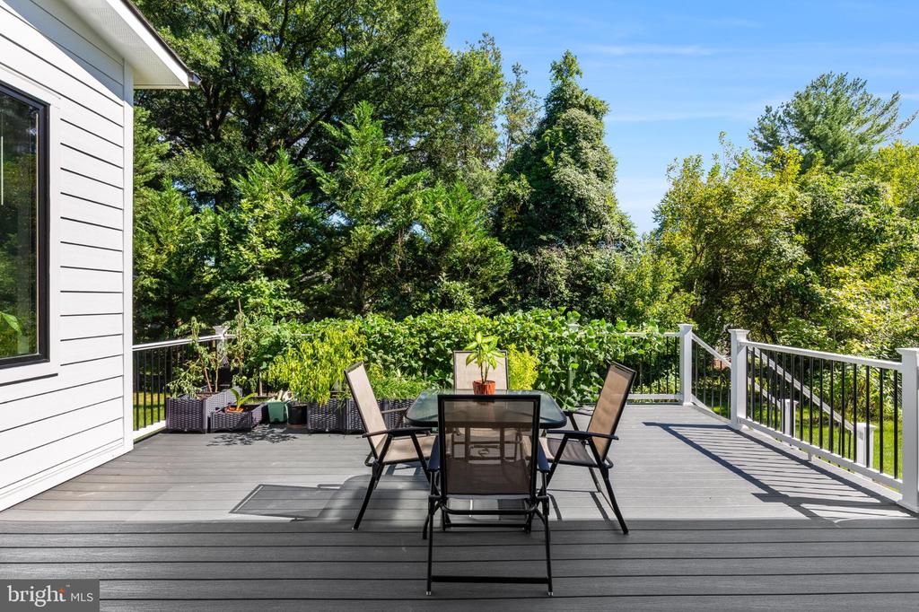 1435 MAYFLOWER DRIVE