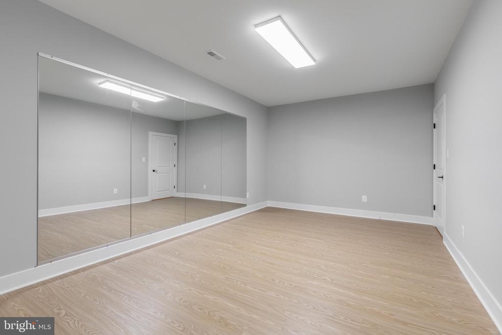1435 MAYFLOWER DRIVE