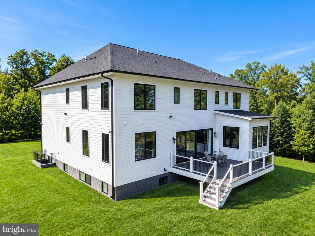 1435 MAYFLOWER DRIVE