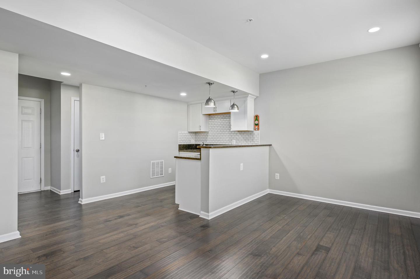 22561 Naugatuck Sq