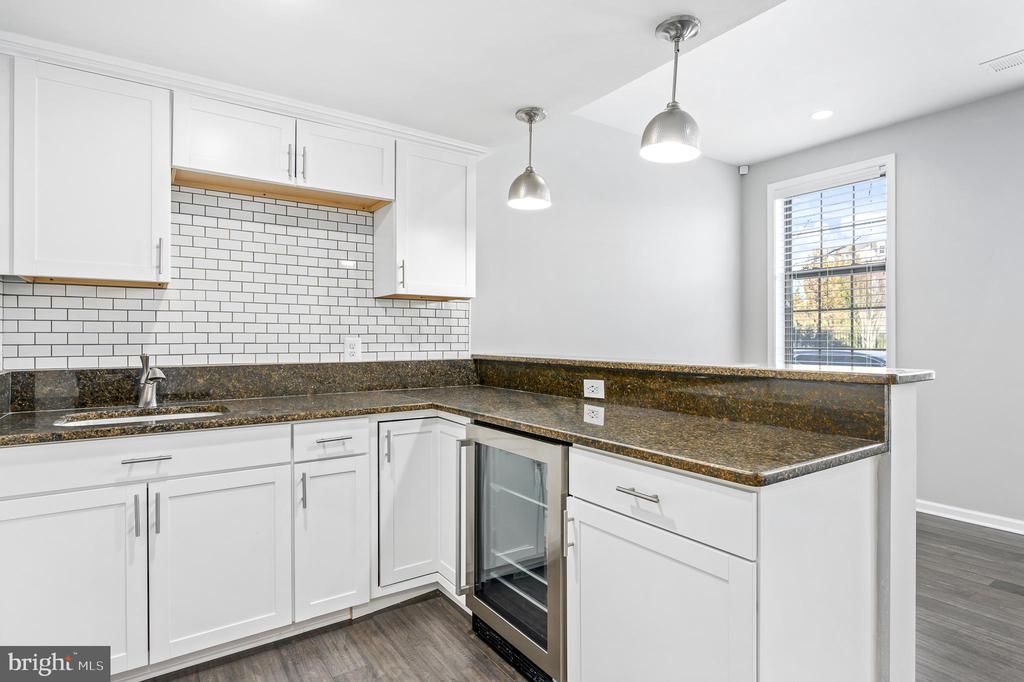 22561 Naugatuck Sq
