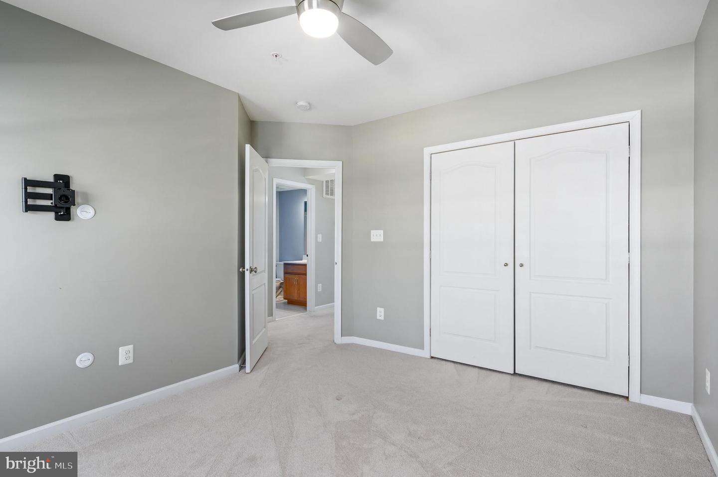 22561 Naugatuck Sq