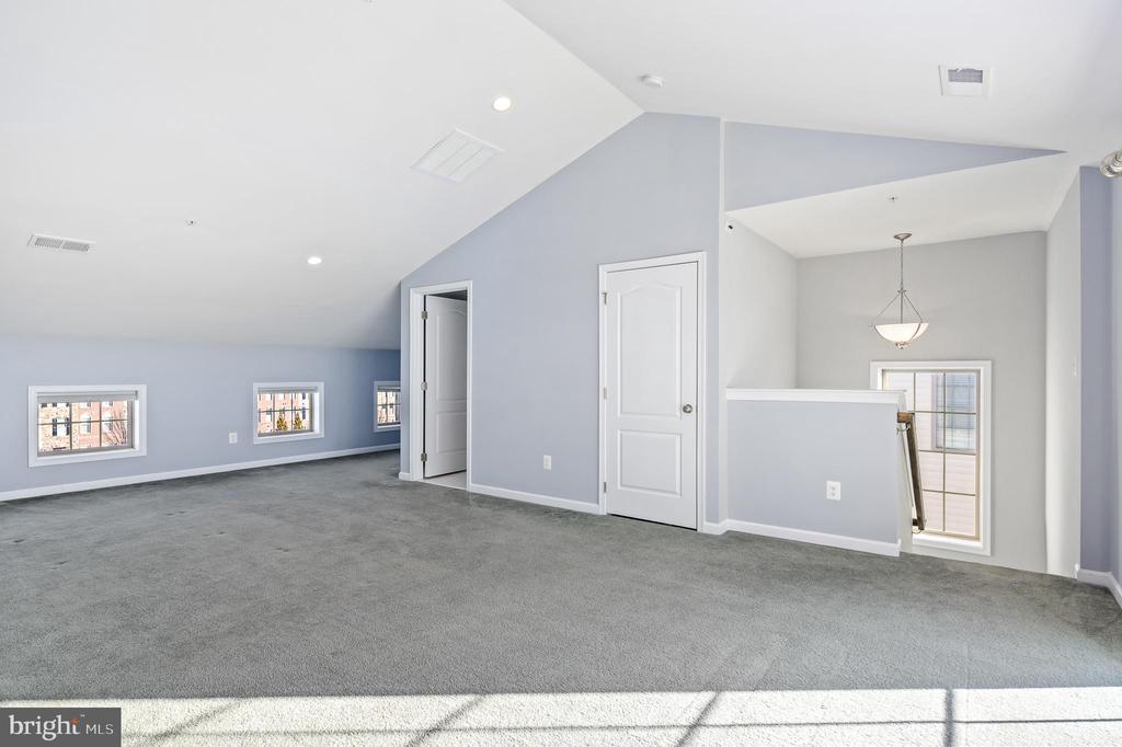 22561 Naugatuck Sq