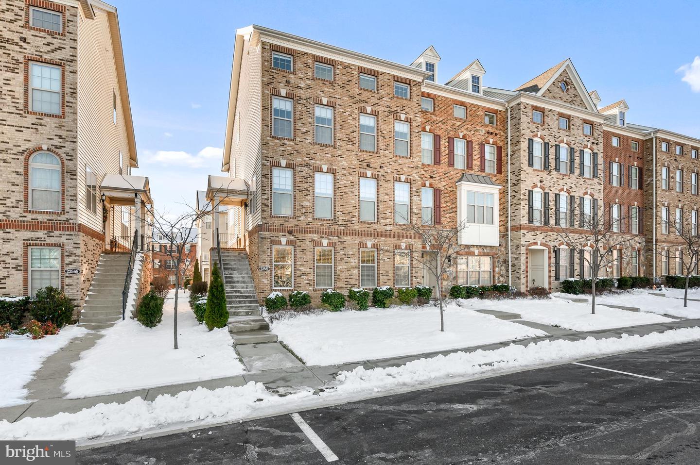 22561 Naugatuck Sq