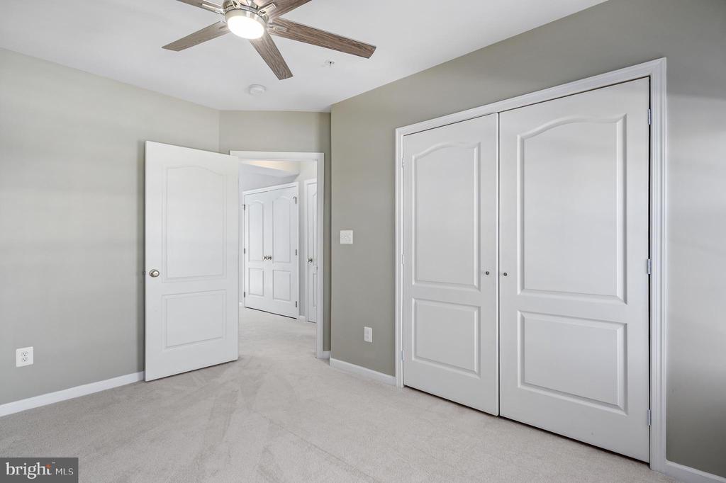 22561 Naugatuck Sq