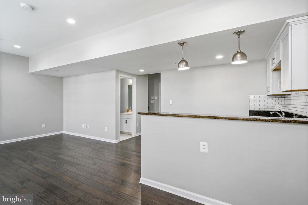 22561 Naugatuck Sq