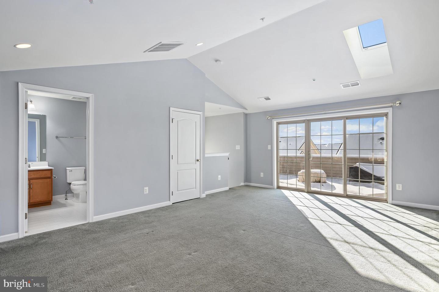 22561 Naugatuck Sq