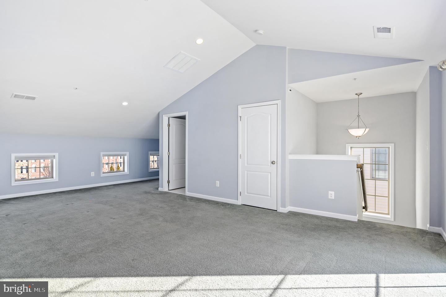 22561 Naugatuck Sq