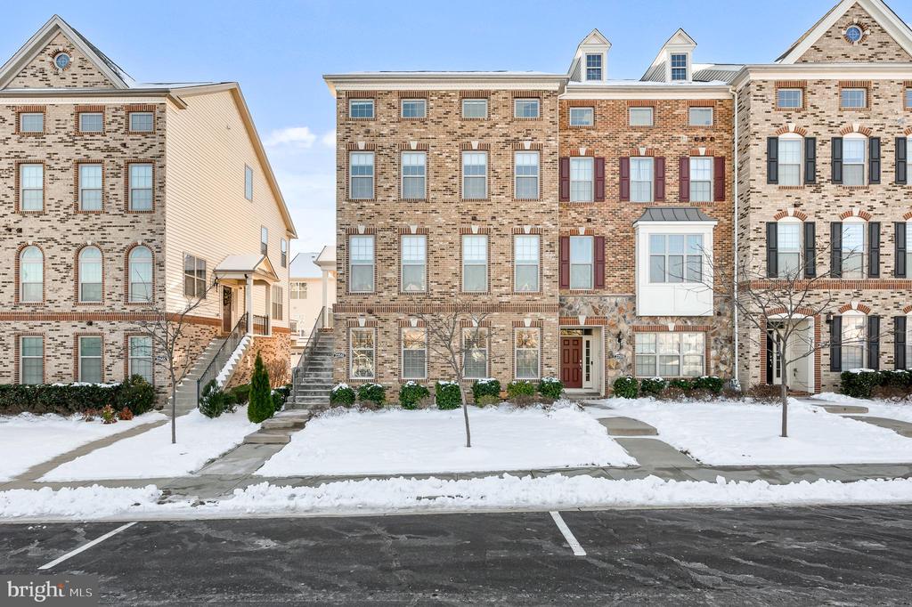 22561 Naugatuck Sq
