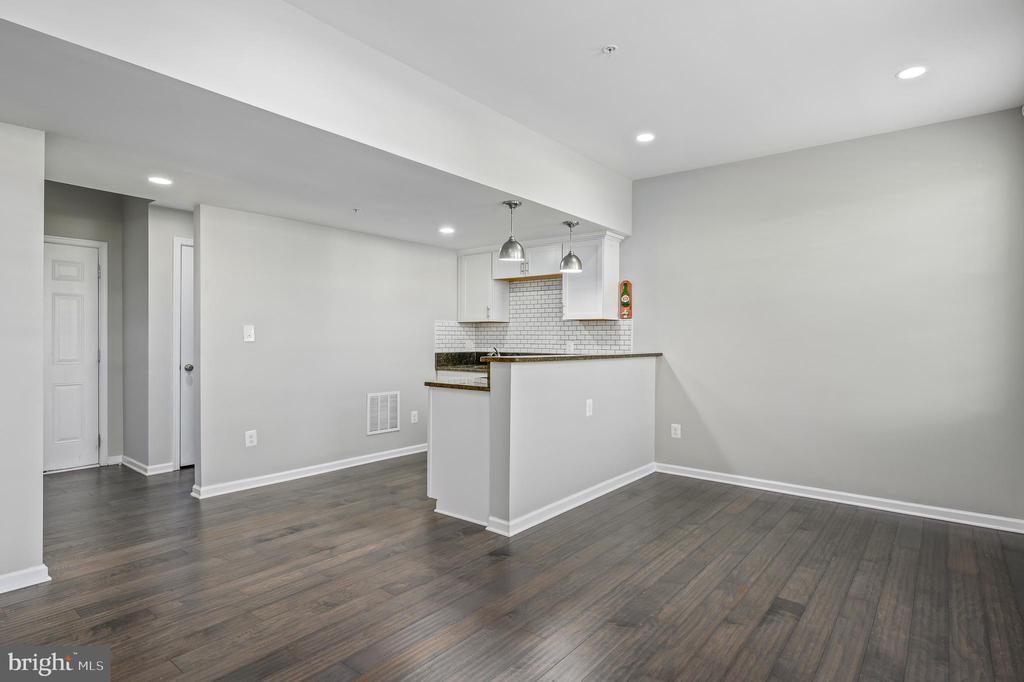 22561 Naugatuck Sq