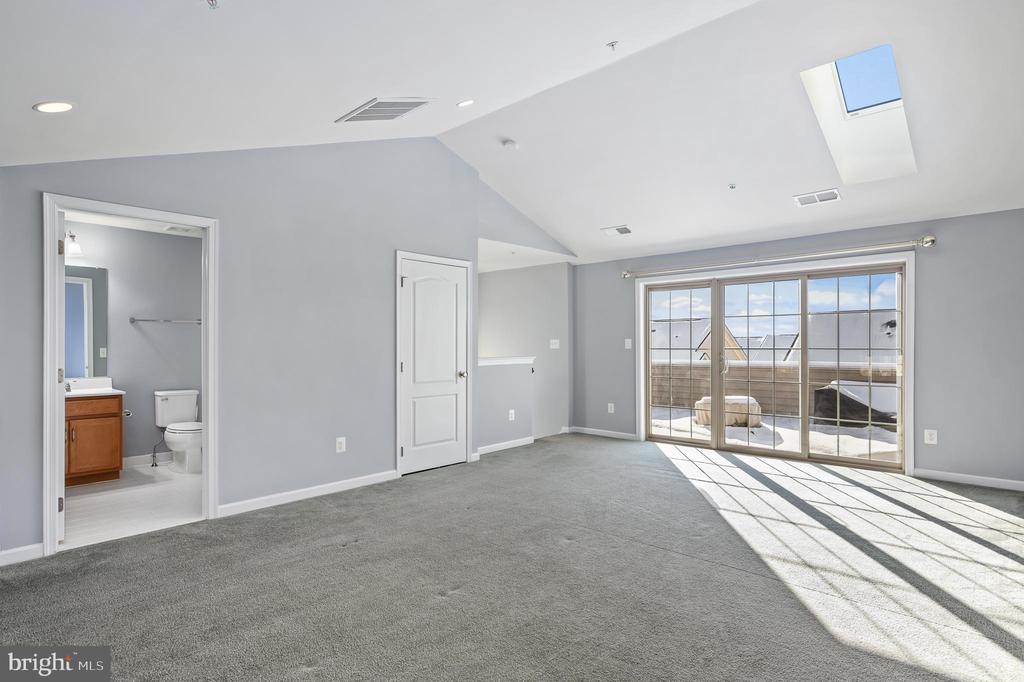 22561 Naugatuck Sq