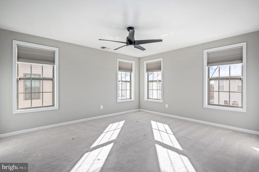 22561 Naugatuck Sq