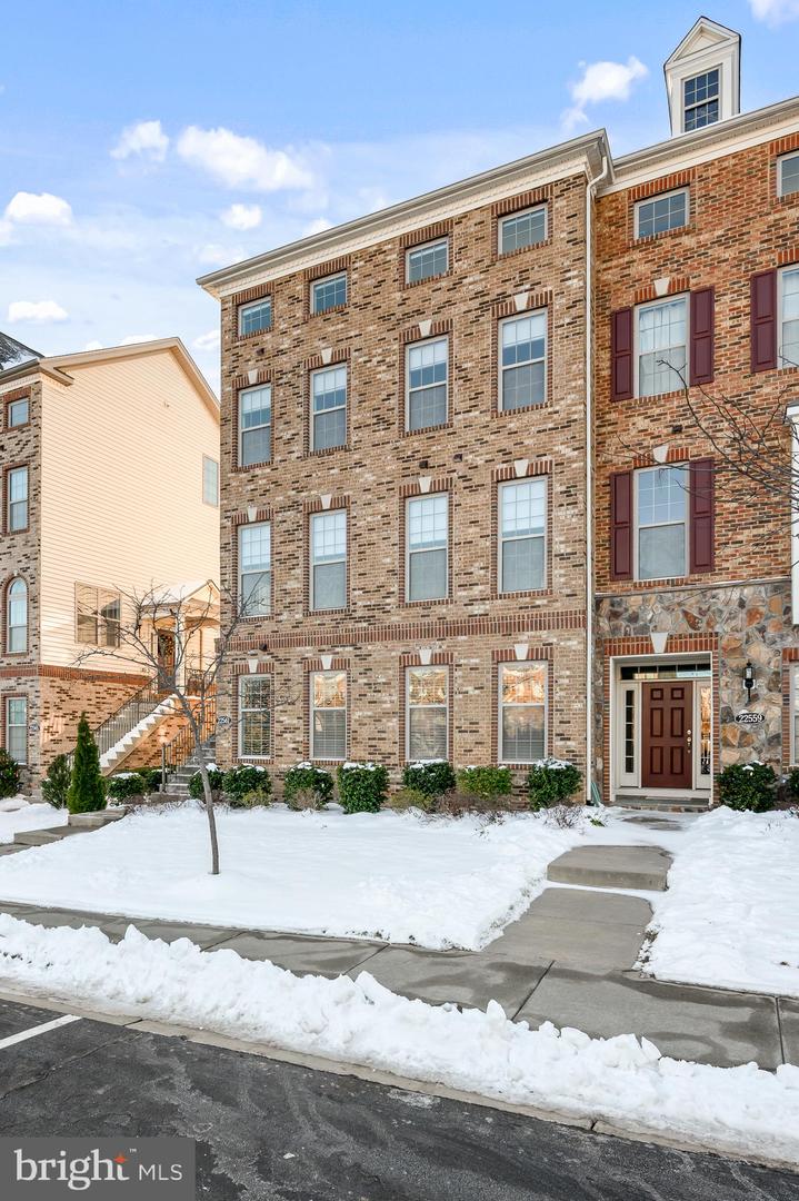 22561 Naugatuck Sq
