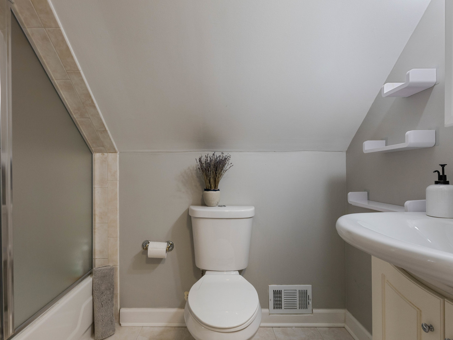 3939 N Cumberland Avenue