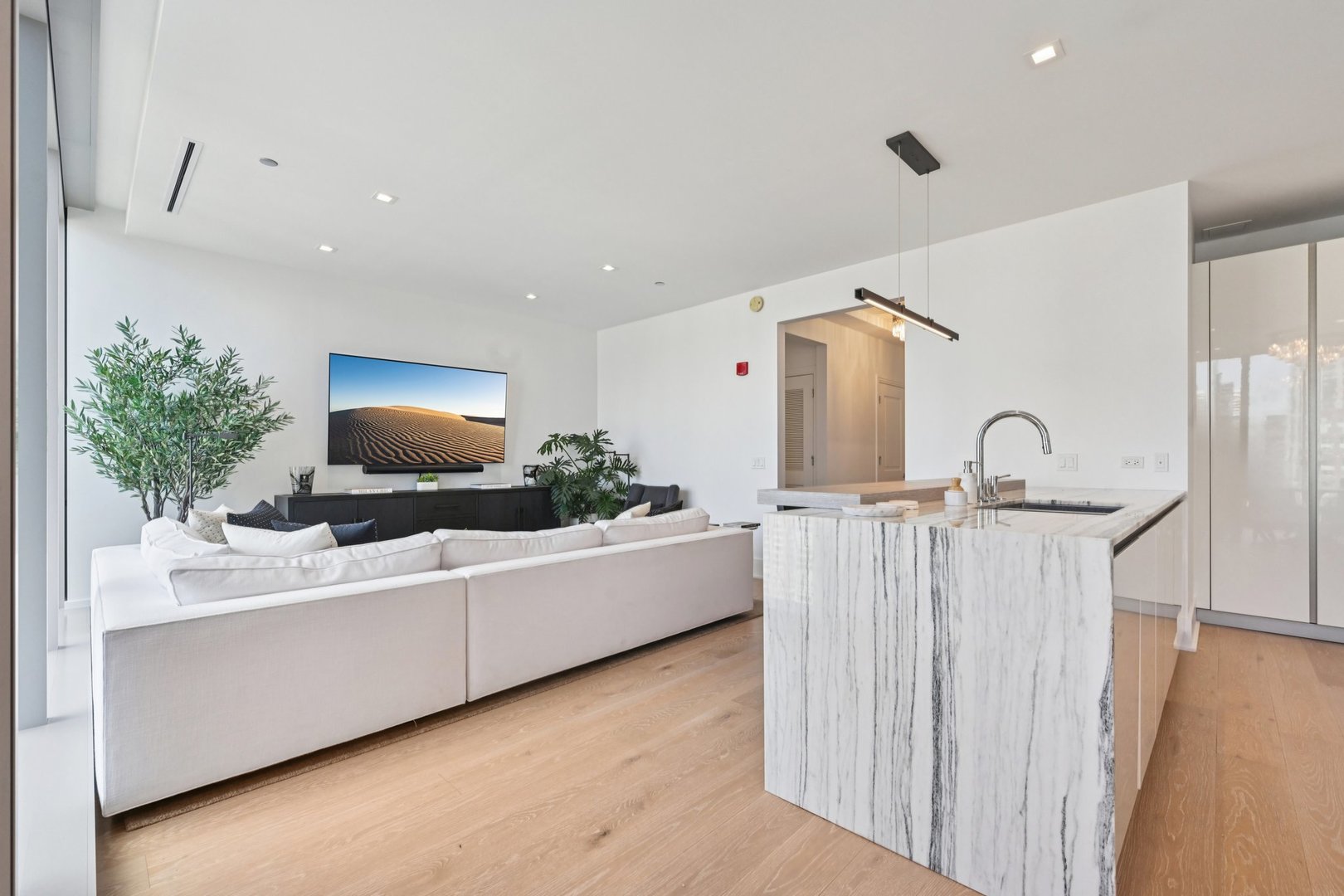 363 E Wacker Drive Unit: 2204