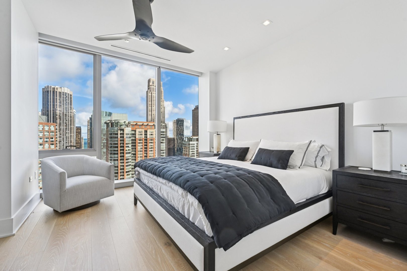363 E Wacker Drive Unit: 2204